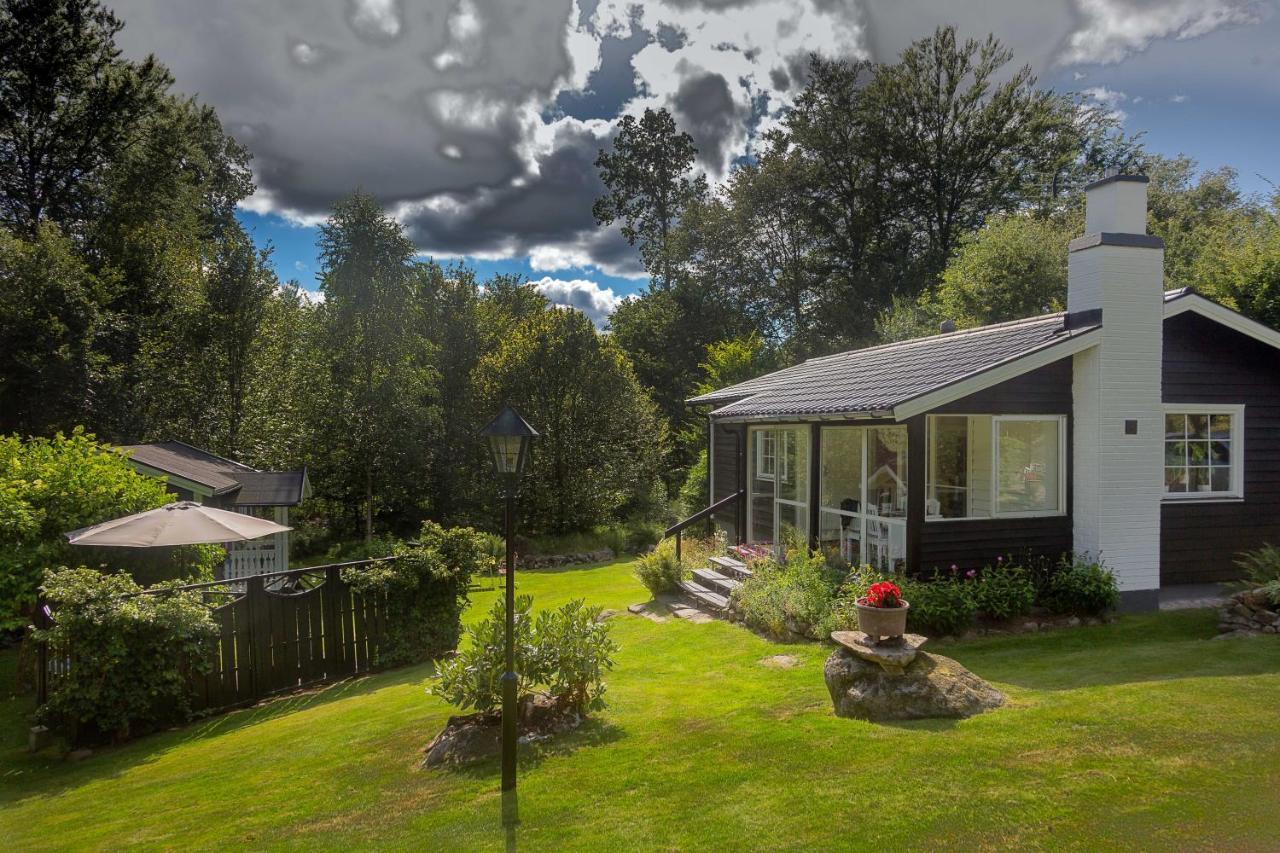 Very Nice Cottage By The Lake. Lursjoen! Hästveda Esterno foto